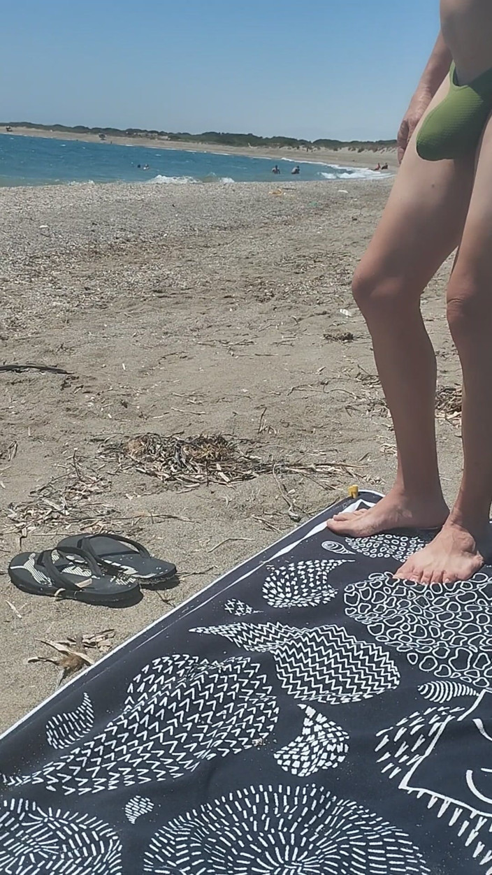 Morbosete000: Ich liebe es, am Strand im String zu sein und...