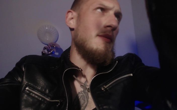 Hunky time: Leather Alpha占主导地位的混蛋