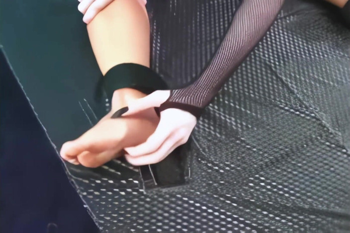 BleuFetish Tickling: Часть 1 Alexa щекотка Domina Skye - Домина Skye отлично проводит время, эксперименты с Alexa, пытаясь найти ее самое щекотливое место