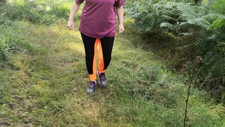 Bouncy Tits Action: Völlig nackt am platz im freien