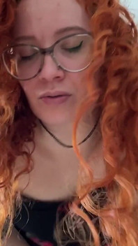 Futa ti riempie la figa con un cazzo e un vibratore fino al creampie