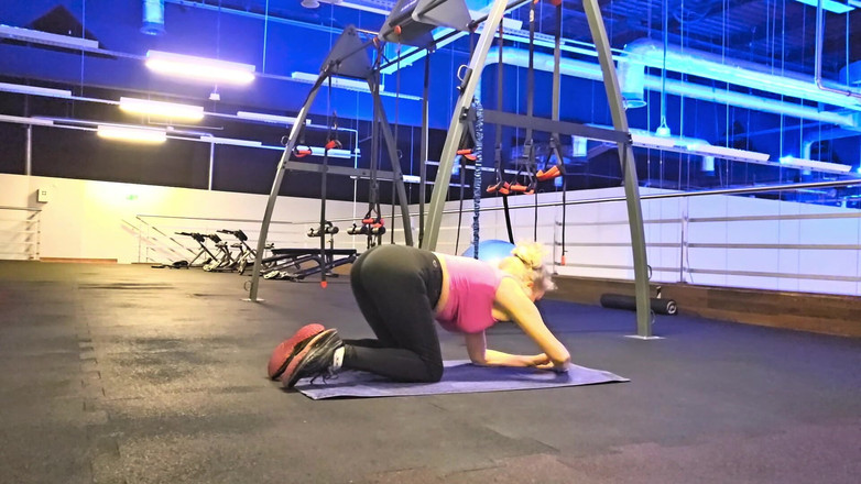 Misses_Jenny: 汗流漉漉的健身房训练。