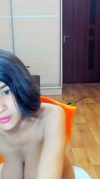 Une brune sexy Myla_angel suce et s'enfile un énorme gode !