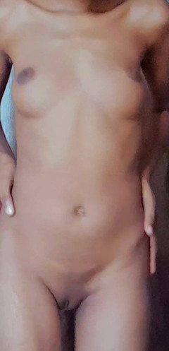 Nastyarika: Piccola femmina che gioca con la figa