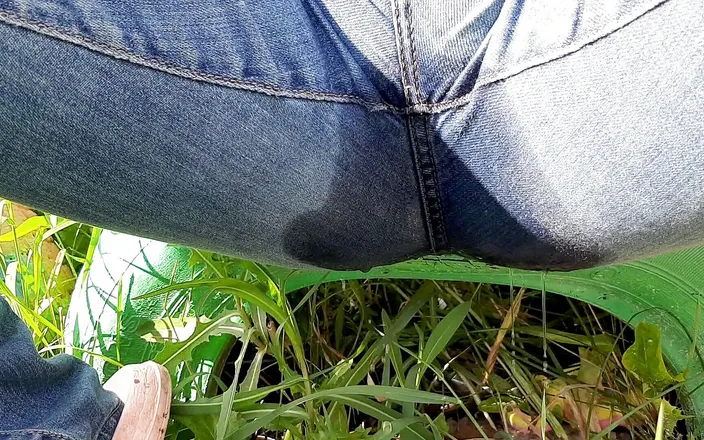 LizAngel: wet herself in jeans