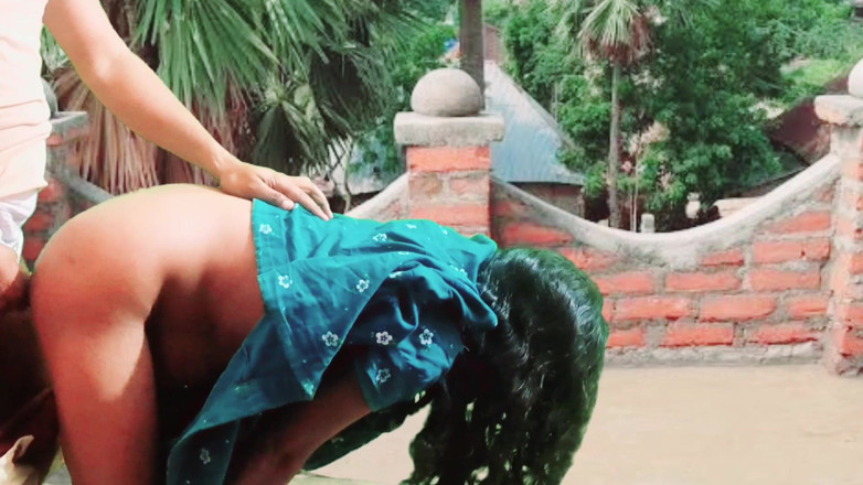 Trilokinath: Des seins se pressent dans la nature