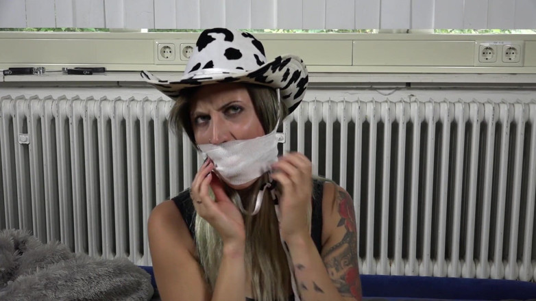 Restricting Ropes: Elle essaye son nouveau bâillon de bouche