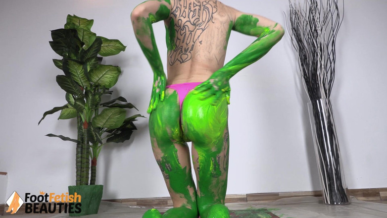 Foot Fetish HD: El colorido yoga de una pequeña novia tatuada en casa