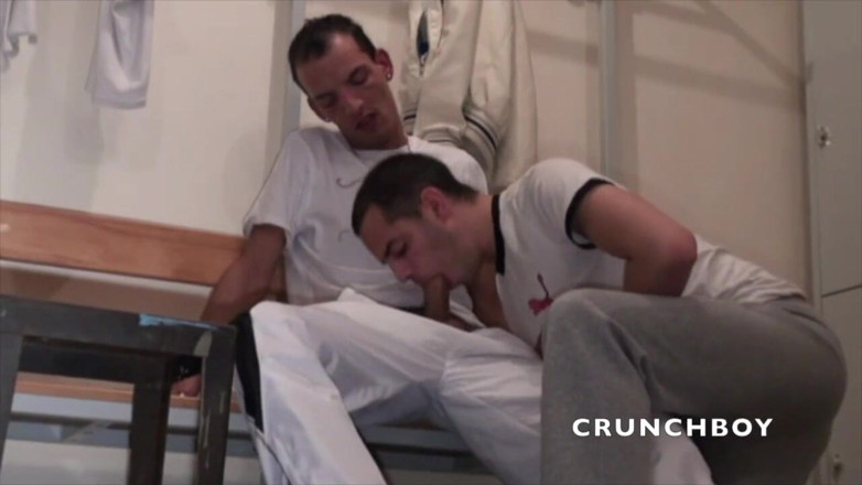 FRENCH AMATORS SEXTAPES: Giovane ragazzo sportivo scopata nello spogliatoio allo sport