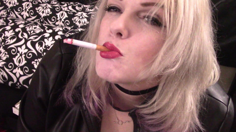 Smoke Temptress Annie Vox - Smoking Fetish: Marlboro red visící kouř