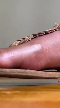 Pies De Ébano En Sandalias Marrones Provocando