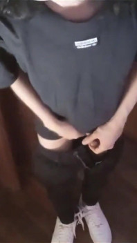 Jon arteen pamer lubang pantat sempitnya dengan celana dalam yang halus sambil dientot kontol besar cowok ini dari belakang