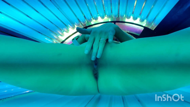 Trixie Dixie: Tanning bed fun