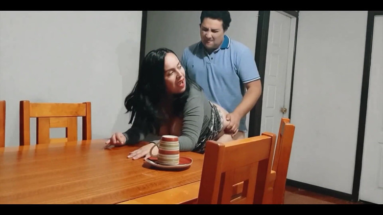 BBW Kelly Mom: सौतेली मम्मी को चोदना जब वह नाश्ता लाती है