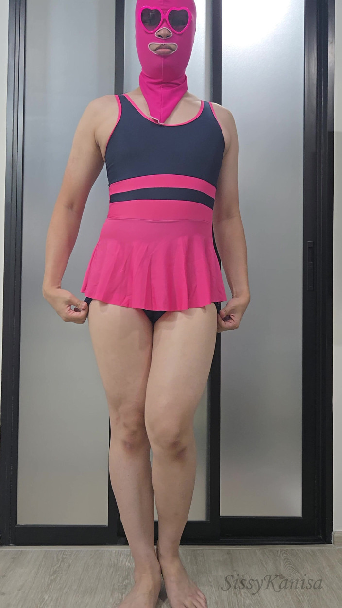SissyKanisa: Sissy kanisa transvestã¤ntin pink marineblaue badeanzug-fitting