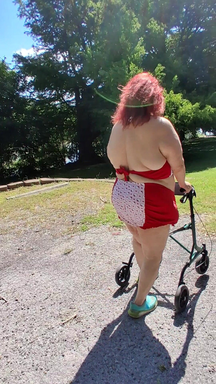 BBW nurse Vicki adventures with friends: Vicki si suster super semok lagi asik jalan-jalan sambil pakai...