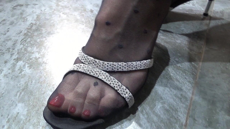 AnnaBUST: Примеряю сандалии на фетиш-ступнях