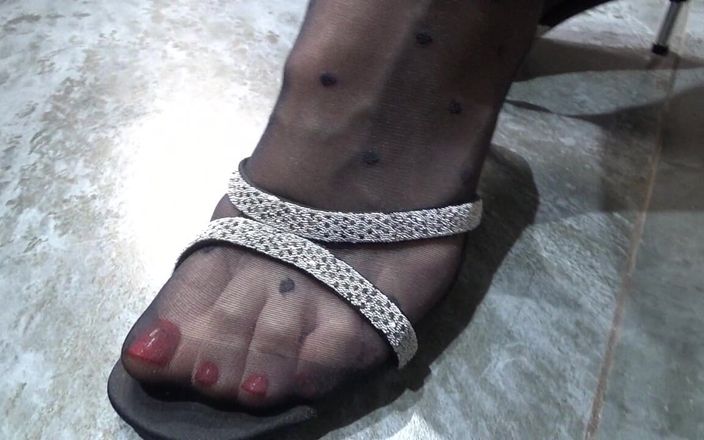 AnnaBUST: Sandalen an fetischfüßen anprobieren
