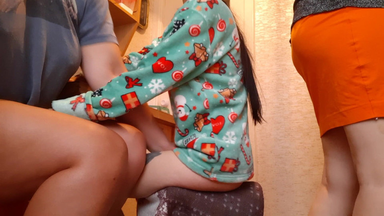 Lesbian-candys: Teman wanita dan saya saling melancap di dapur semasa pembantu...