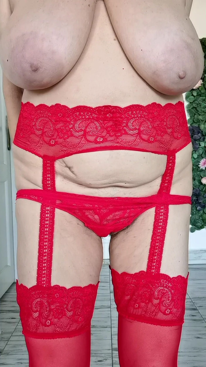 MariaOld: Bunicuța te seduce cu Vorbe murdare, țâțe uriașe și pizdă sexy în ciorapi...