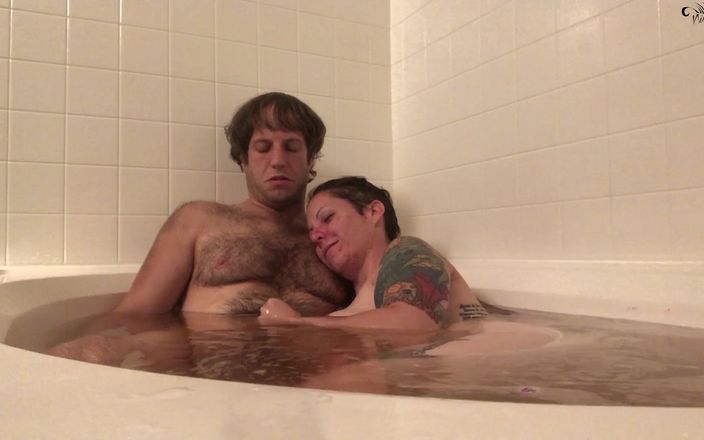 Adam Castle: Вуайерист игнорируется парой в ванне, дрочка