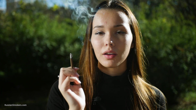 Russian Smokers: Sladká smyslná ruská dívka kouří cigaretu venku