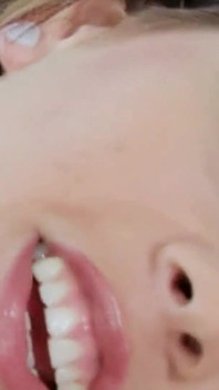 Blonďatá holka se prstí k výbušnému orgasmu