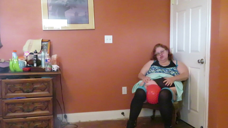 BBW nurse Vicki adventures with friends: Pielęgniarka Vicki bawi się gumową piłką w mini spódnicy, seksownymi...