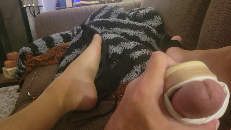 Feet Lover: Scopo le scarpe della ragazza in calze di nylon e...