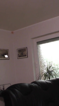Zrzka přirozeně vypadající MILFka třese svým velkým zadkem při šukání od svých mužů