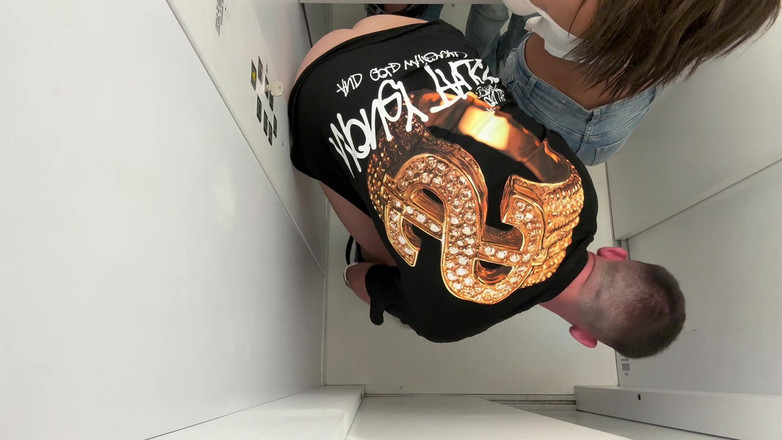 Rossa Vaxx: We neuken in de lift en een buurman betrapt ons