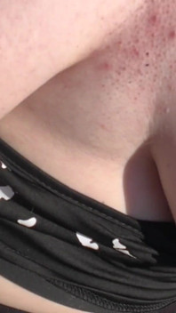 Tetas al aire libre y chupación de polla corta