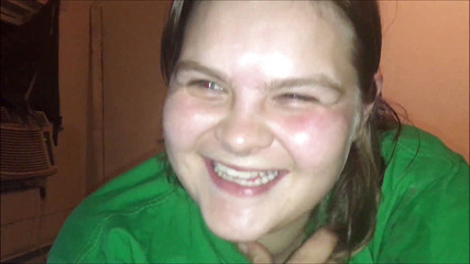 Fat House Wife: Tvrdě pracující žena v domácnosti se usmívá a směje se, baví...