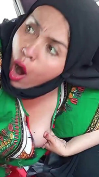 Indian Woman Wearing Hijab Had Sex in Car