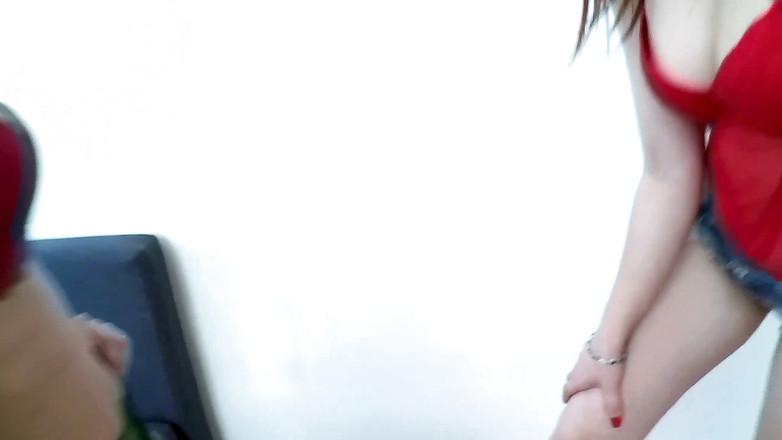 Femdom Austria: Des filles terrorisent les pieds !