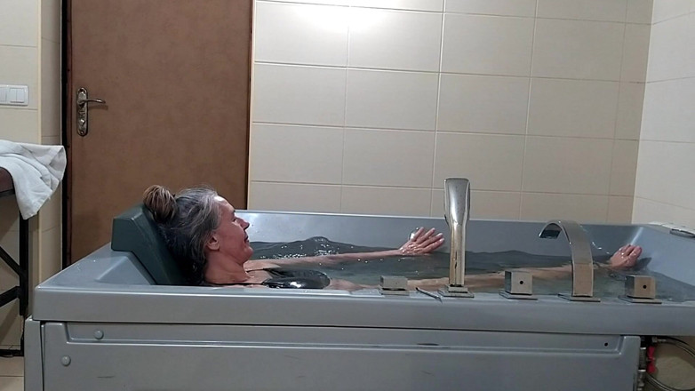 Lukerya: Relaxamento solitário na jacuzzi