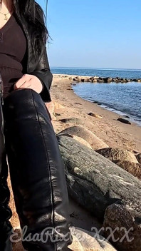 Moje bez kalhotek chodí po skalách na německé mořské pláži
