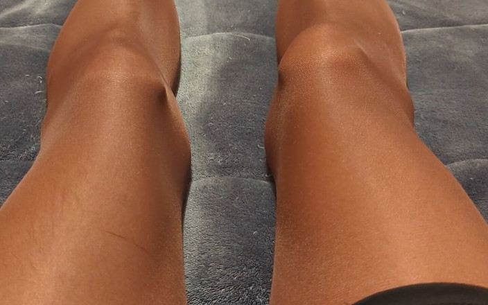 Pantyhose Jasmine: セクシーなパンストとパンストに偽のチンポを