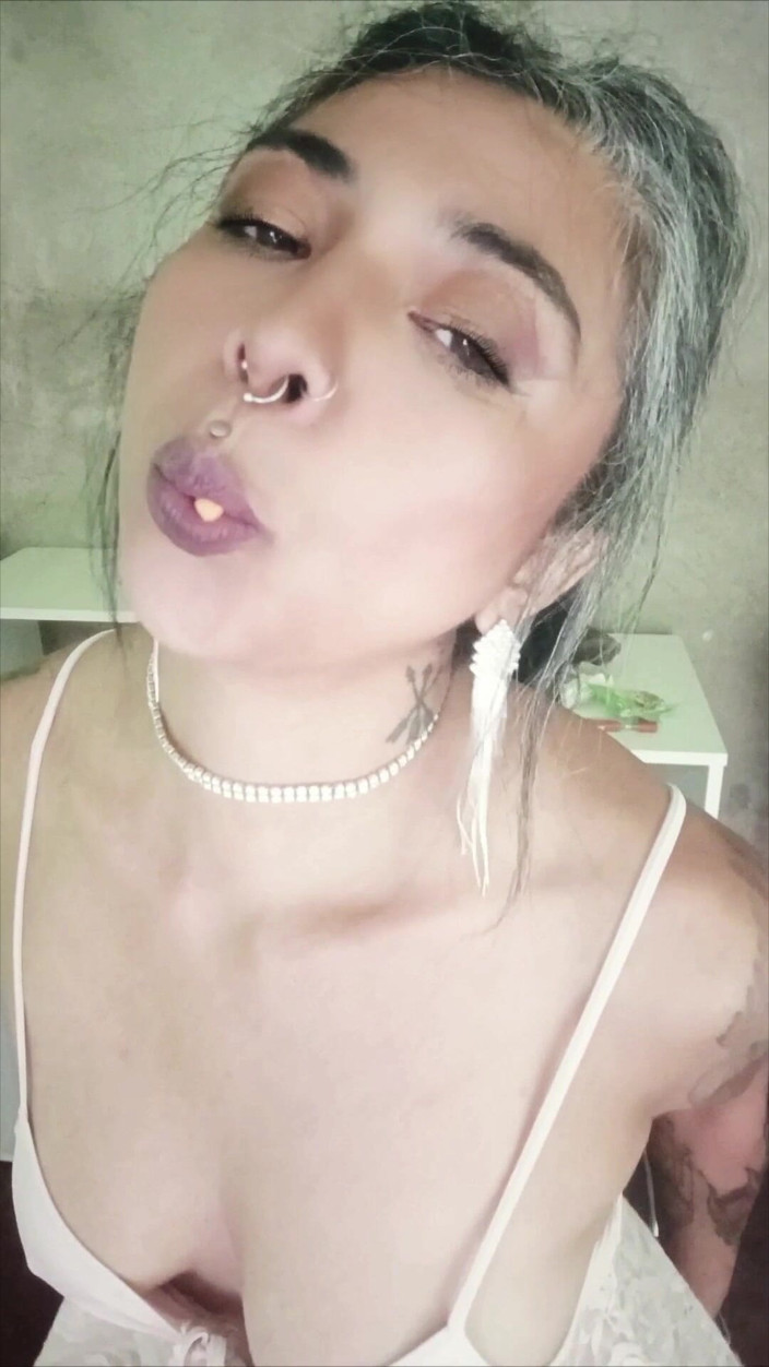 Casia Castro: 像软糖虫一样把你活活吞掉