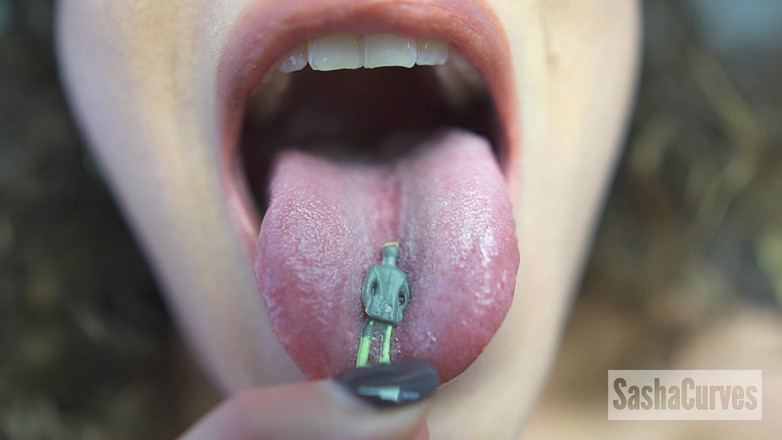 Sasha Curves: Giantess próbuje nowego małego suplementu zdrowotnego