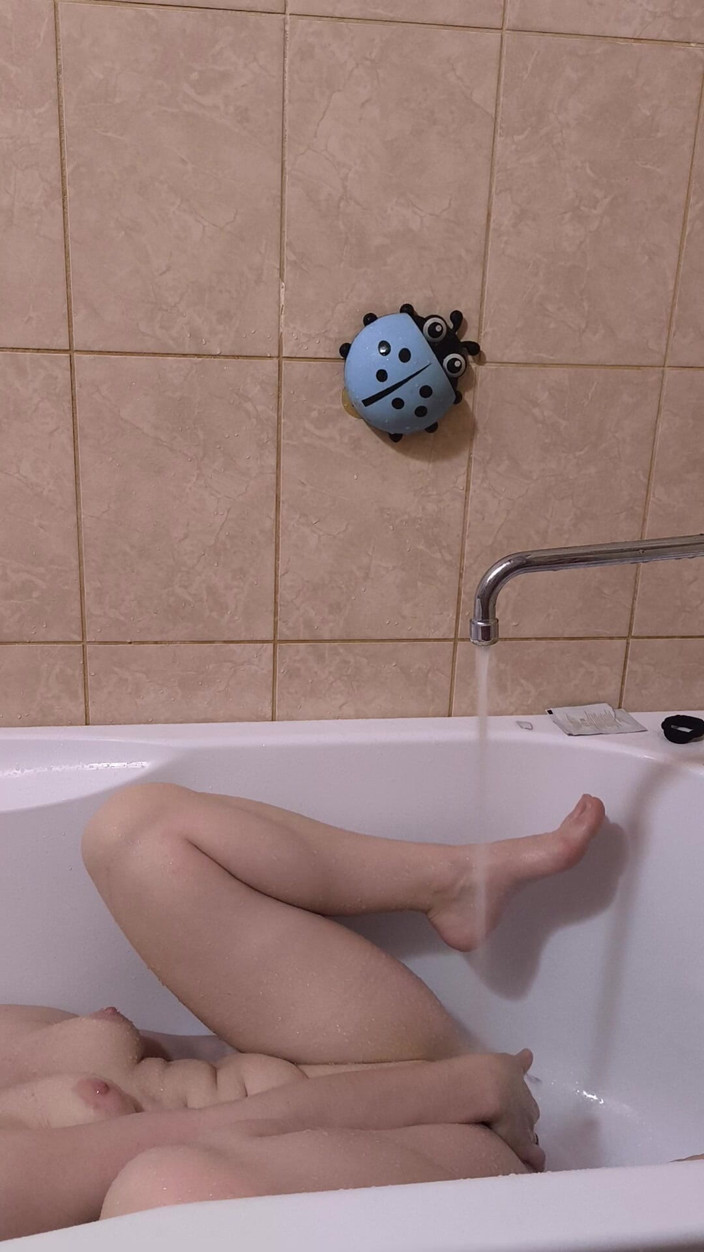 FenekManul: Bath Princess Does Her Water Routine