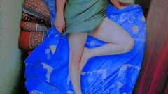 Kitty_Cross: Oyuncu kadın erkek ipeksi pembe bornozla kahvenin tadını çıkarıyor