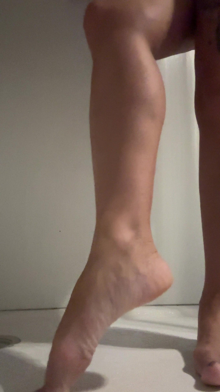 LarisaCum: Fico muito molhado quando brinco na banheira e me masturbo...