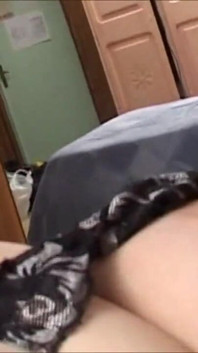 Owłosiona laska BBW uwielbia masturbować się swoją zabawką dildo