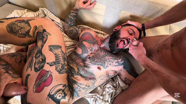 Gianni Gio: เซ็กส์หมู่แสนอร่อยและตุ๊กตาหมีที่ให้ก้นอย่างมืออาชีพ