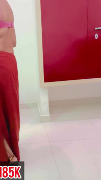 夫がいないと苦しんでいる女性が、ビデオ通話で身体の熱を癒している