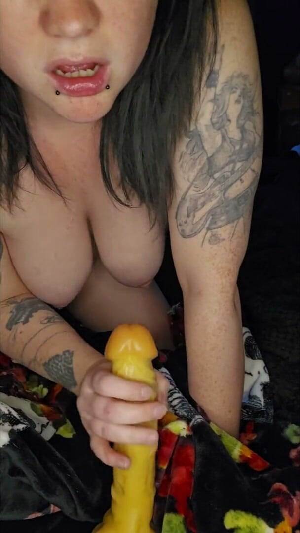 VioletVixen: Cavalca un grande dildo