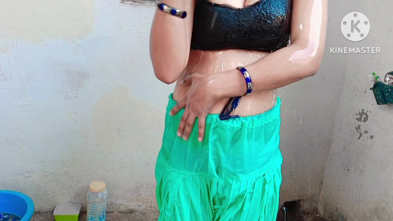 Ankurpriya000: Adik tiri India penuh mandi di hadapan abang tirinya