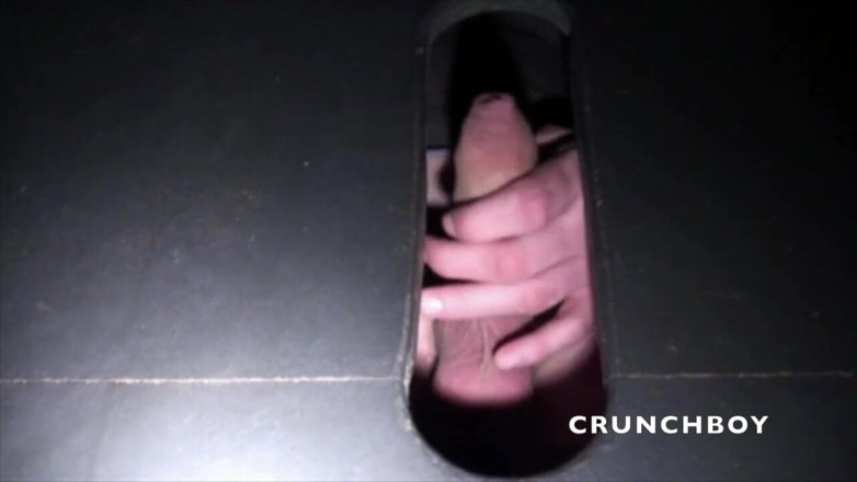 Crunch Boy: Deze postbode houdt van pik zuigen in kijkgaten