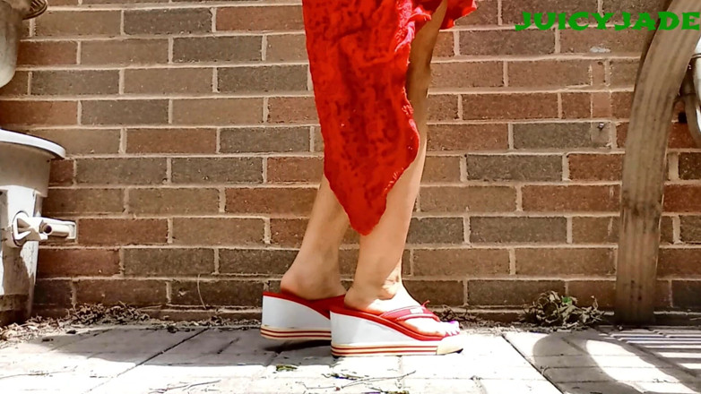 JasmineJade: Piccoli piedi asiatici in infradito con tacco rosso